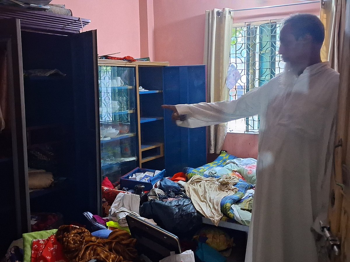 ডাকাতির পর কক্ষের আলমারিসহ বিভিন্ন আসবাব তছনছ হয়ে পড়ে রয়েছে। আজ সকালে চট্টগ্রামের মিরসরাইয়ের খৈয়াছড়া ইউনিয়নের মো. আবু সুফিয়ান নামে অবসরপ্রাপ্ত এক সেনা সার্জেন্টের বাড়িতে