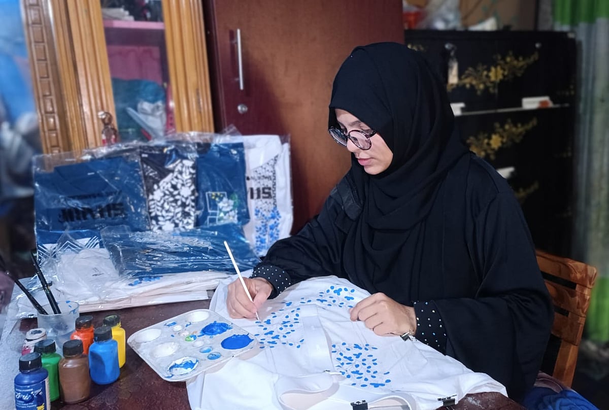 বাড়িতে বসে কাপড়ে নকশা করছেন গৃহিণী শারমিন আক্তার। সম্প্রতি লোহাগাড়া উপজেলায় চরম্বা ইউনিয়নের মাইজবিলা গ্রামে