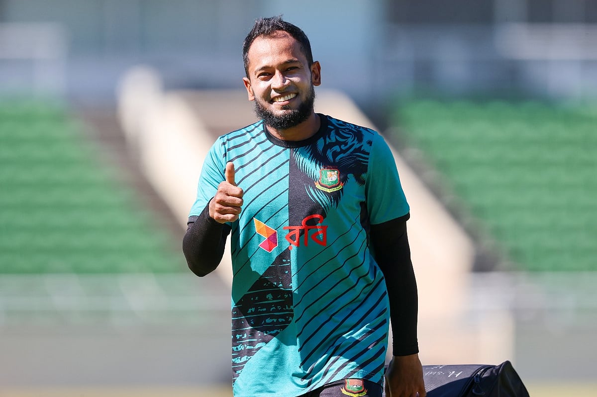 মিরপুর শেরেবাংলা স্টেডিয়ামে আজ অনুশীলনের এক ফাঁকে মুশফিকুর রহিম