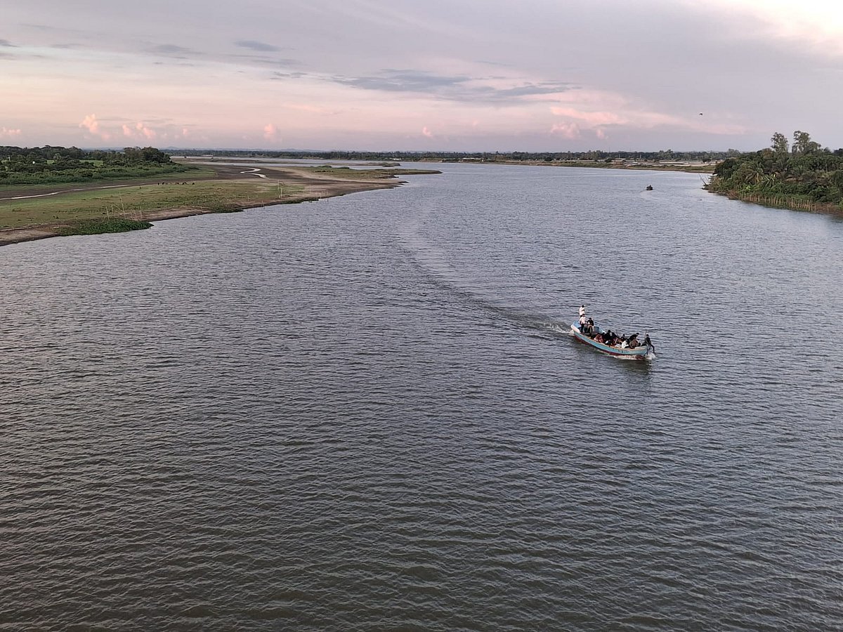 নির্বিচারে বালু তোলার কারণে ভাঙন দেখা দিয়েছিল ফেনী নদীতে। তবে এখন বালু তোলা বন্ধ হওয়ায় নদীটিতে প্রাণ ফিরেছে। সম্প্রতি ফেনী নদীর মিরসরাই অংশে