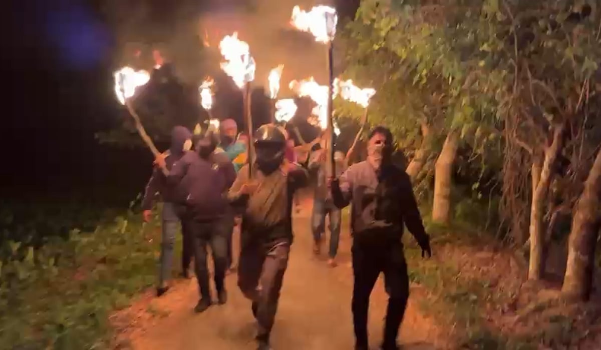 শেখ হাসিনাকে মৃত্যুদণ্ড দেওয়ার প্রতিবাদে মাদারীপুরে নিষিদ্ধ ছাত্রলীগ পাঁচ ভিন্ন স্থানে মশালমিছিল করেছে। গতকাল সোমবার রাতে