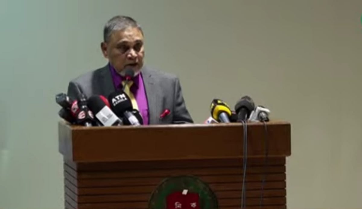 প্রবাসী ভোটার নিবন্ধন অ্যাপ ‘পোস্টাল ভোট বিডি’র উদ্বোধনী অনুষ্ঠানে বক্তব্য দেন প্রধান নির্বাচন কমিশনার (সিইসি) এ এম এম নাসির উদ্দীন। নির্বাচন ভবন, ঢাকা; ১৮ নভেম্বর ২০২৫