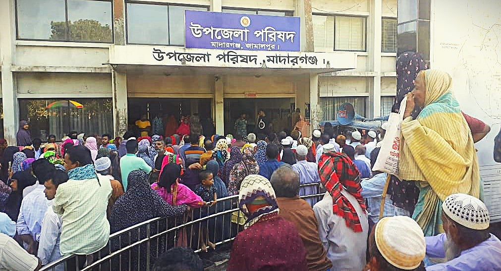 সমবায় সমিতি থেকে আমানতের টাকা ফেরতের দাবিতে ষষ্ঠ দিনের মতো মাদারগঞ্জ উপজেলা পরিষদ ঘেরাও করে ২৩টি দপ্তরের কার্যক্রম বন্ধ করে দেওয়া হয়েছে। আজ মঙ্গলবার দুপুরে জামালপুরের মাদারগঞ্জ উপজেলা পরিষদ প্রাঙ্গণে