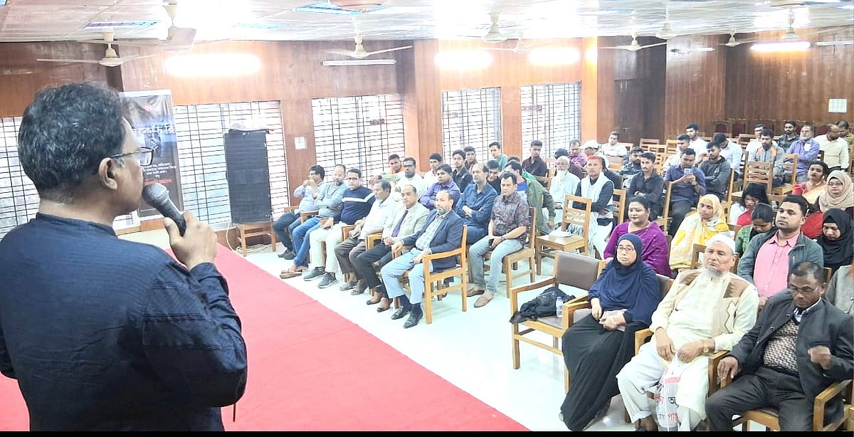 প্রথম আলোর ২৭তম প্রতিষ্ঠাবার্ষিকী উপলক্ষে বরগুনায় আয়োজিত সুধী সমাবেশে কথা বলছেন একজন অতিথি। মঙ্গলবার বিকেলে বরগুনা গণগ্রন্থাগারে