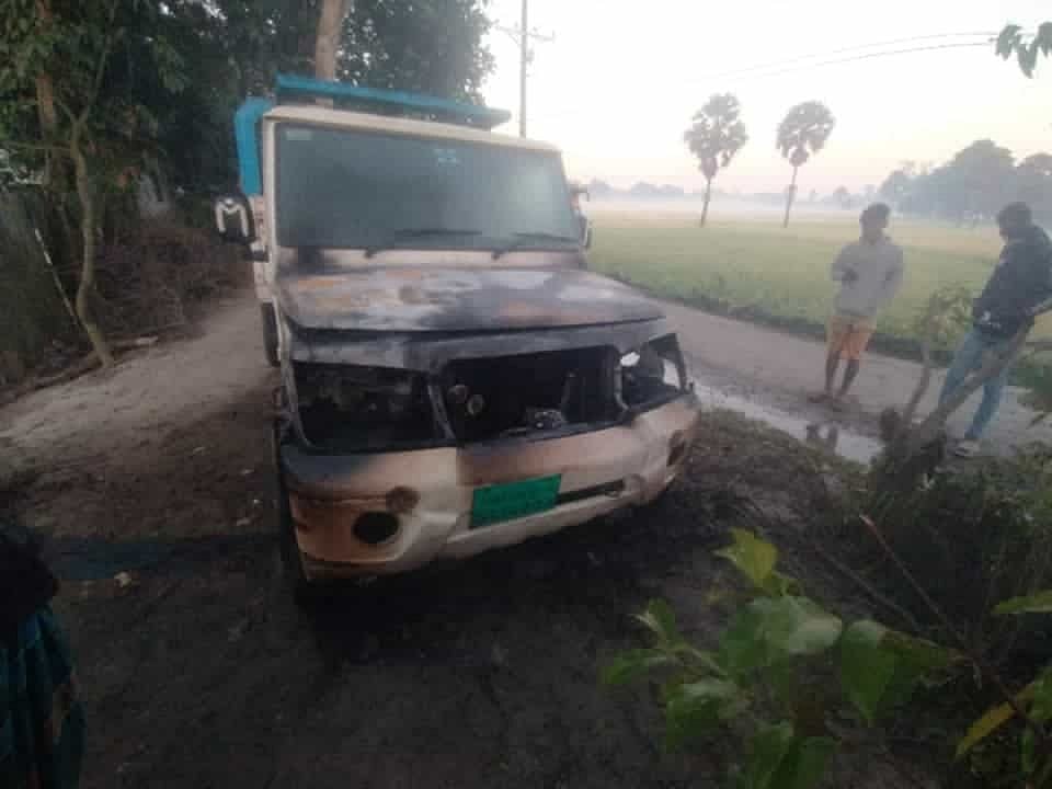 ক্ষতিগ্রস্ত পিকআপ ভ্যান। আজ মঙ্গলবার সকালে ময়মনসিংহের গফরগাঁও উপজেলার মশাখালী-মুখী সড়কে