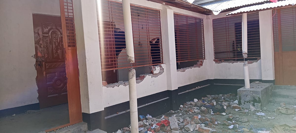 বোয়ালমারীর পরমেশ্বরদী ইউপির চেয়ারম্যান মান্নান মাতুব্বরের ভাই সিদ্দিকী মাতুব্বরের বাড়িতে হামলা, ভাঙচুর ও অগ্নিসংযোগ করা হয়েছে। আজ মঙ্গলবার দুপুরে