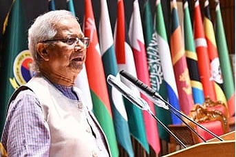 বুধবার মিরপুর সেনানিবাসে ডিএসসিএসসি ২০২৫ সালের গ্র্যাজুয়েশন অনুষ্ঠানে বক্তব্য দেন প্রধান উপদেষ্টা অধ্যাপক ড. মুহাম্মদ ইউনূস