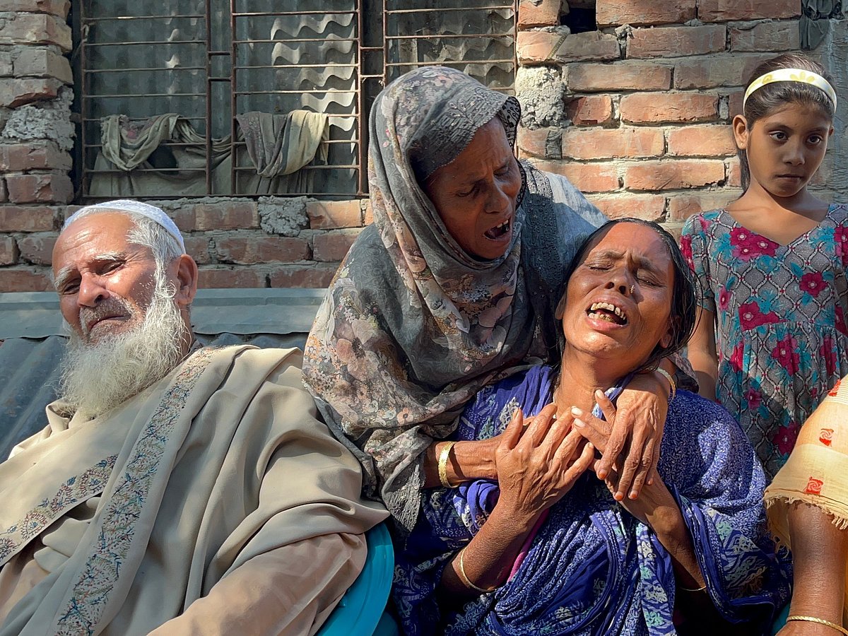 ছেলে ইমরান খানকে হারিয়ে বিলাপ থামছে না মা রেহেনা বেগমের। পাশেই বাক্‌রুদ্ধ হয়ে বসে আছেন বাবা মো. তৈয়ব আলী খান। আজ বুধবার সকালে মাদারীপুর সদর উপজেলার কুনিয়া ইউনিয়নের আদিত্যপুর এলাকায়