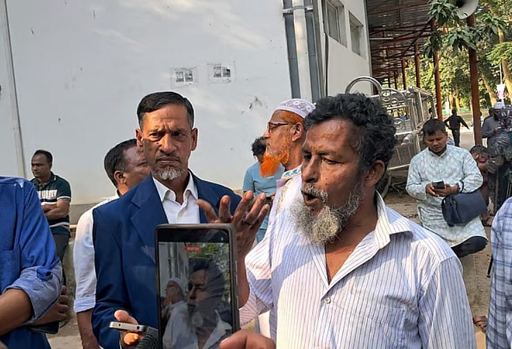 শহীদ ইসমাইল হোসেন রাব্বির বাবা মিরাজ তালুকদার প্রতিক্রিয়া জানাচ্ছেন