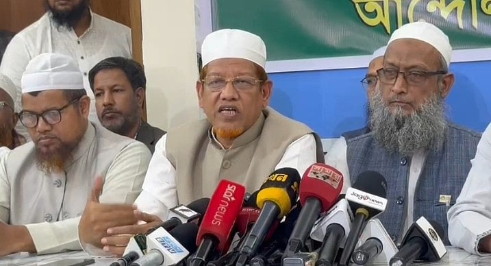 নতুন কর্মসূচি ঘোষণার সংবাদ সম্মেলনে জামায়াতে ইসলামীসহ আট দলের নেতারা। আজ বুধবার ঢাকার পল্টনে বাংলাদেশ খেলাফত মজলিসের কেন্দ্রীয় কার্যালয়ে