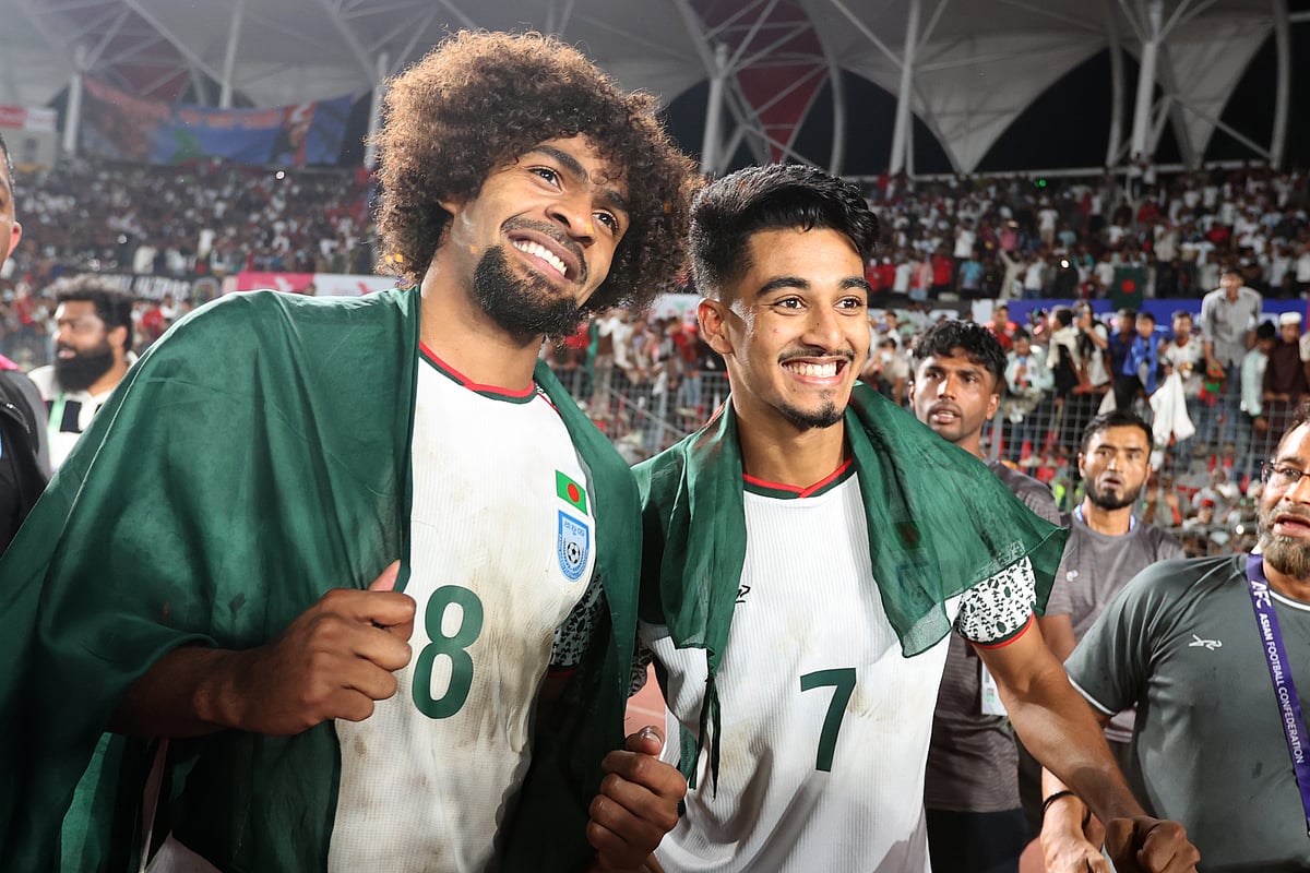 ম্যাচ শেষে গোলদাতা শেখ মোরছালিনের সঙ্গে হামজা