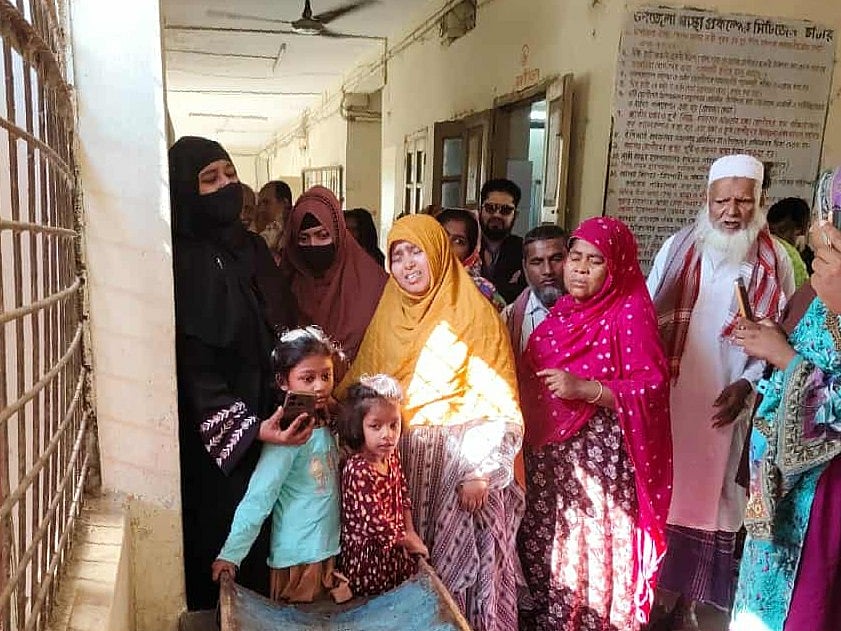 কুষ্টিয়ার কুমারখালী পৌরসভার গাড়িচালক শহিদুলের মৃত্যুর খবরে স্বজনদের আহাজারি। আজ সকালে উপজেলা স্বাস্থ্য কমপ্লেক্সে