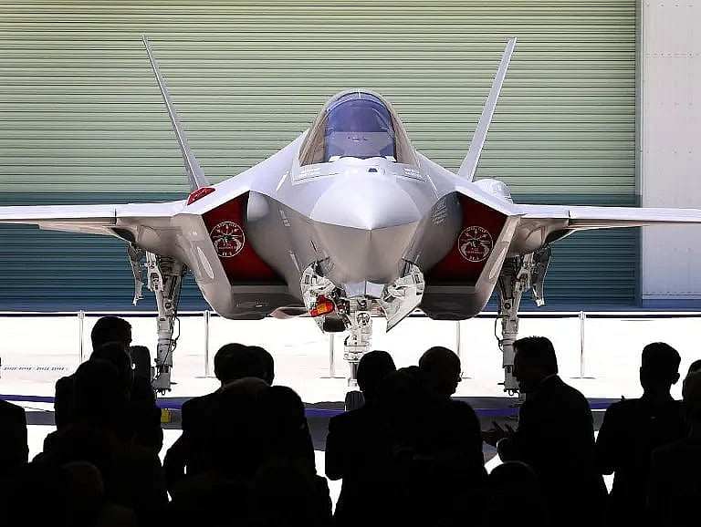 জাপানের একটি সংযোজন কারখানায় এফ–৩৫ যুদ্ধবিমান