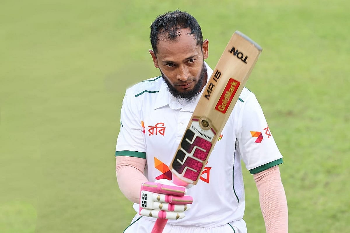 ৯৯ রানে অপরাজিত থাকা মুশফিক মাঠ ছাড়ছেন দিন শেষে। আজ মিরপুরে।
