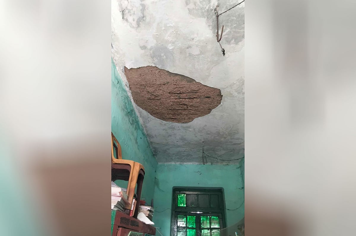 ঢাকা বিশ্ববিদ্যালয়ের সার্জেন্ট জহুরুল হক হলের ৩৪৯ কক্ষের ছাদের পলেস্তারা খসে পড়ে। ১৯ নভেম্বর ২০২৫