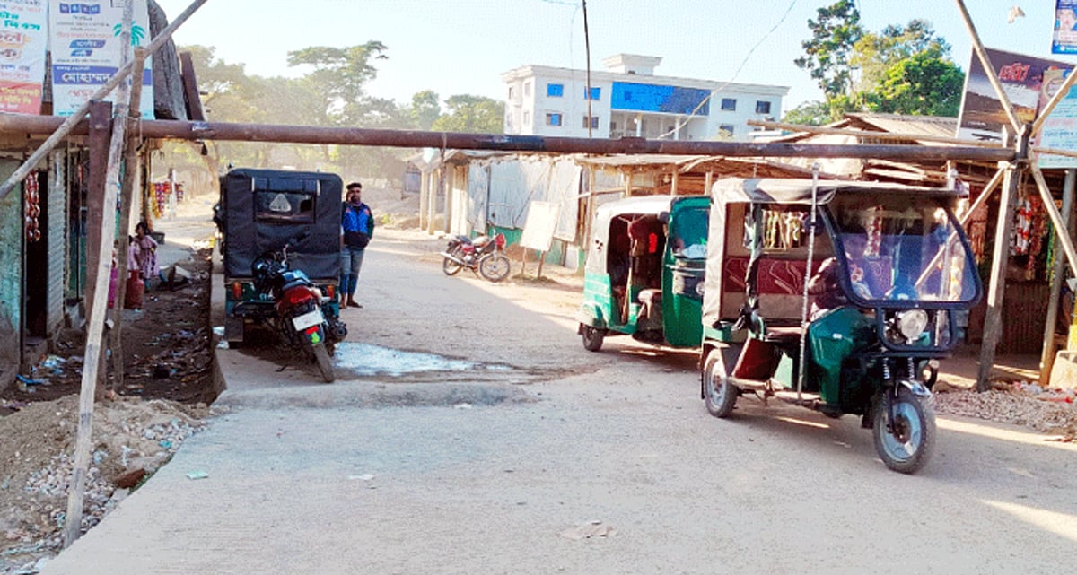 সিলেটের শাহ আরেফিন টিলা থেকে পাথর লুট ঠেকাতে ওই এলাকায় বাসানো হয়েছে লোহার বেষ্টনী