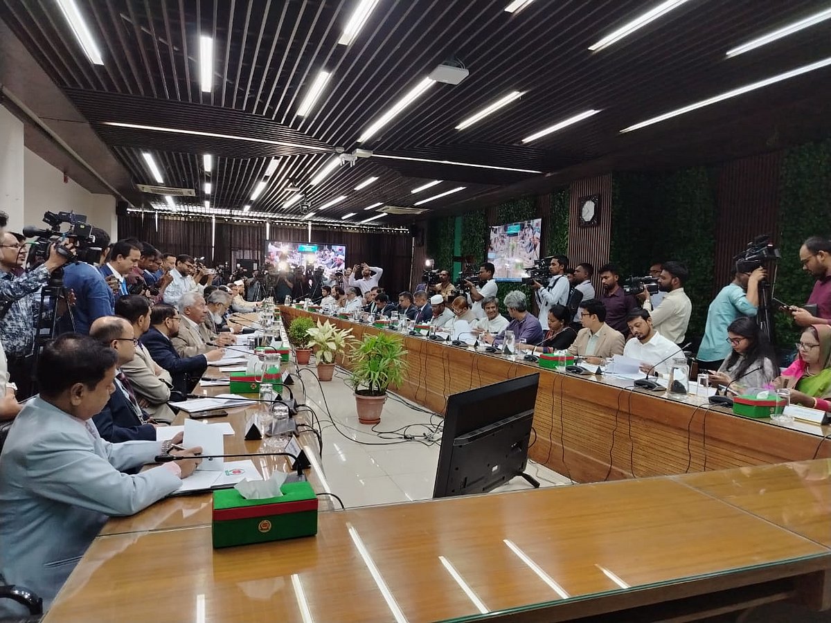 সাতটি রাজনৈতিক দলের প্রতিনিধিদের সঙ্গে নির্বাচন কমিশনের (ইসি) সংলাপ। আজ বুধবার রাজধানীর আগারগাঁওয়ে নির্বাচন ভবনে