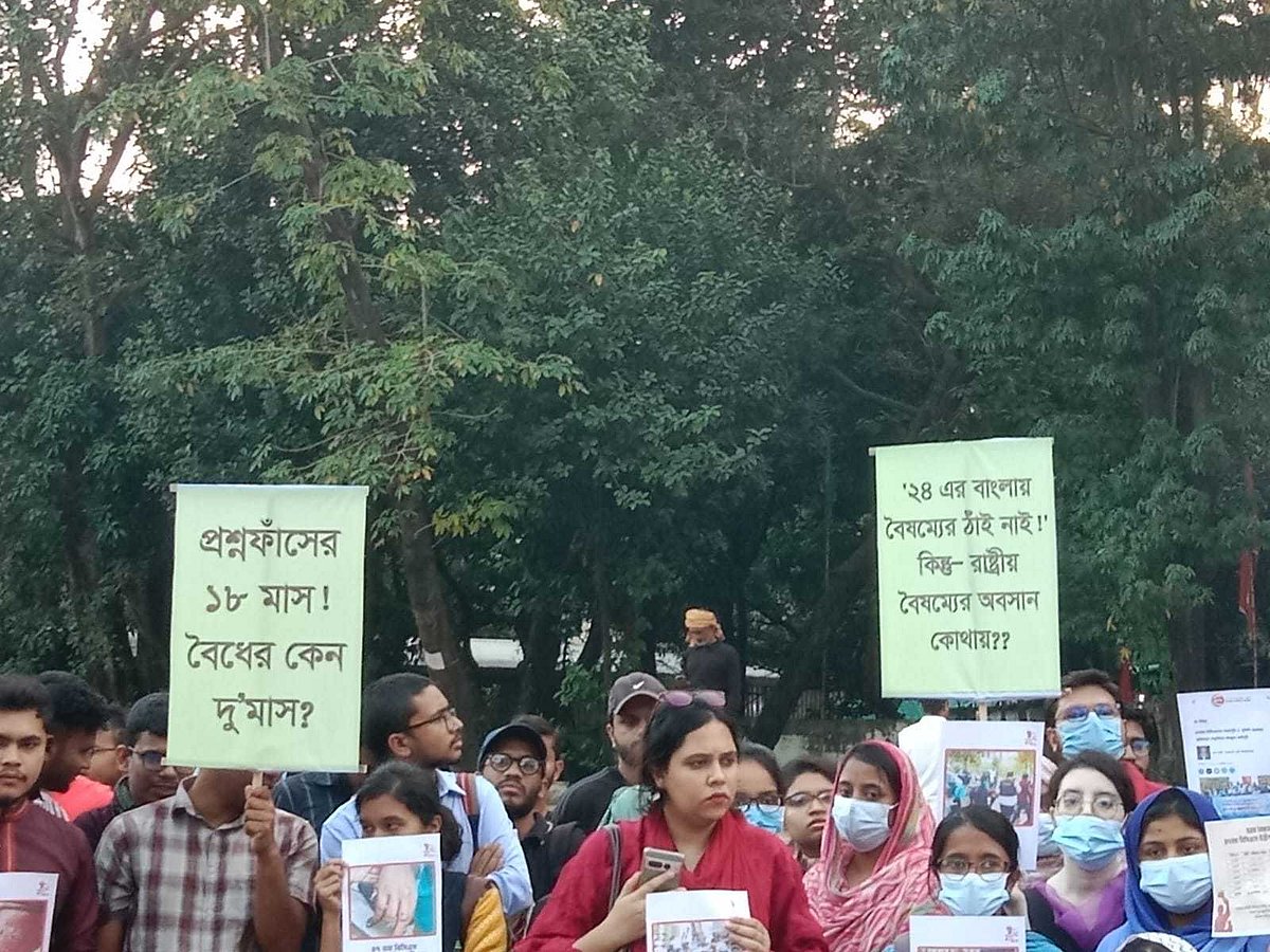 আন্দোলনকারীরা প্রধান উপদেষ্টার কার্যালয়ের দিকে মার্চ শুরু করলে শাহবাগে পুলিশ তাঁদের আটকে দেয়