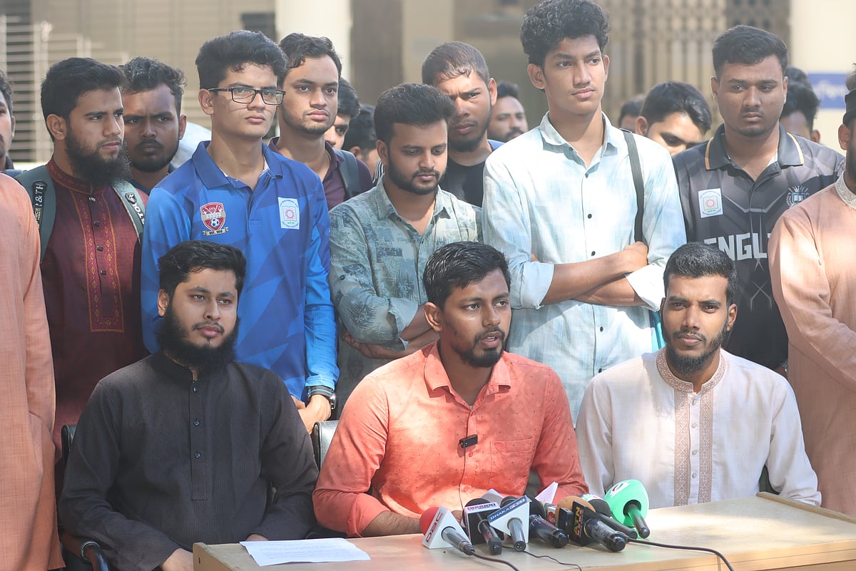 রংপুরের বেগম রোকেয়া বিশ্ববিদ্যালয় ছাত্র সংসদ নির্বাচনের তফসিল পুনর্বিবেচনার দাবিতে সংবাদ সম্মেলন করেন একদল শিক্ষার্থী। আজ বুধবার সকালে ক্যাম্পাসের প্রশাসনিক ভবনের সামনে