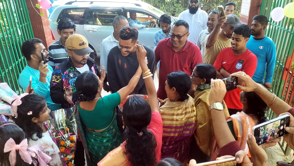 জাতীয় দলে যোগদানের পর প্রথমবারের মতো পৈতৃক বাড়ি শ্রীমঙ্গলের দক্ষিণ উত্তরসুর সোমবাড়িতে ফিরলেন ফুটবলার শমিত সোম। বুধবার সকালে