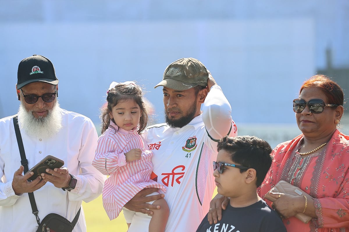 শেরেবাংলা স্টেডিয়ামে শততম টেস্ট খেলতে নামার আগে বাবা–মা ও সন্তানের সঙ্গে মুশফিকুর রহিম