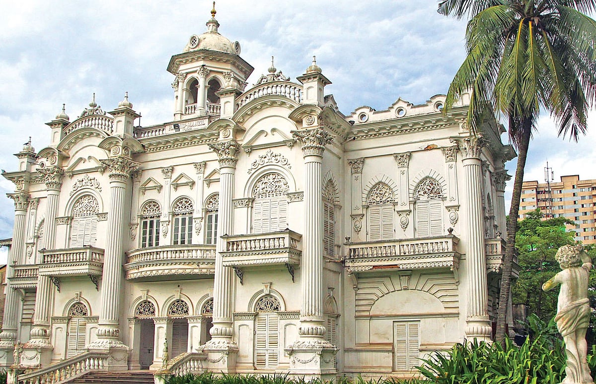 পুরান ঢাকার টিকাটুলীর কে এম দাস লেনের ঐতিহ্যবাহী ধবধবে সাদা দ্বিতল রোজ গার্ডেন ভবন