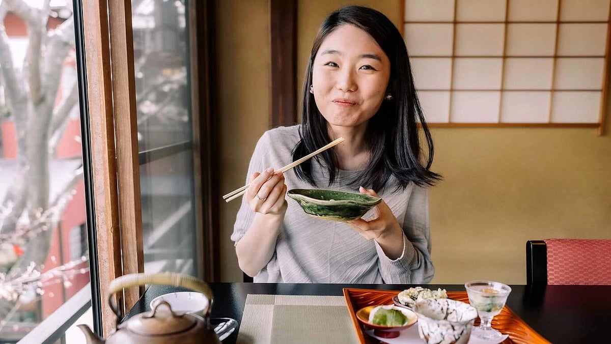 দীর্ঘদিন সুস্থ শরীরে বেঁচে থাকার জন্য আমরা কঠিন কঠিন সব ডায়েট মেনে চলি, কিন্তু জাপানিরা মেনে চলে ‘হারা হাচি বু’ নামে খুব সহজ এক নিয়ম