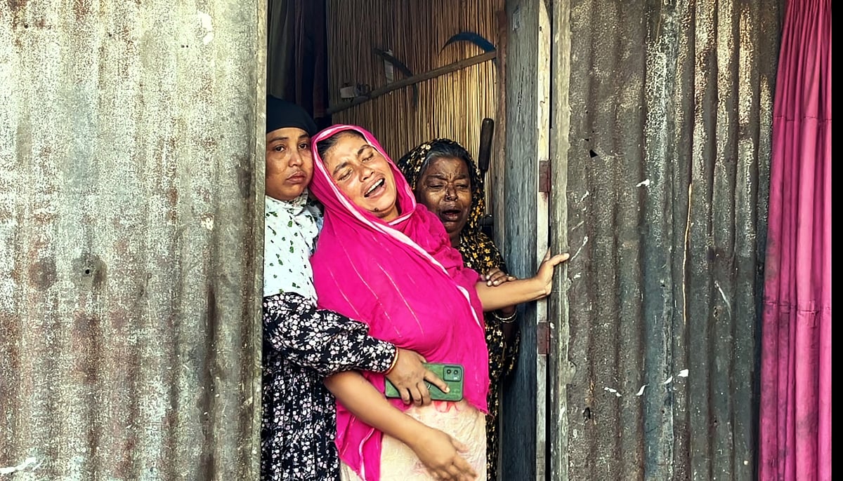 আদরের সন্তান মুন্নাকে হারিয়ে আহাজারি করছেন তাঁর মা রাবেয়া বেগম। বুধবার বিকেলে মাদারীপুরের রাজৈর উপজেলার বদরপাশা ইউনিয়নের দুর্গাবর্দি এলাকায়