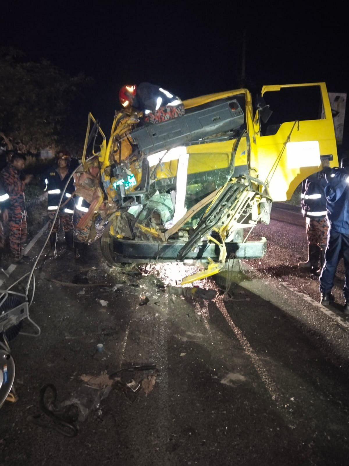 দুর্ঘটনায় ট্রাকটির সামনের অংশ দুমড়েমুচড়ে যায়। আজ ভোর পাঁচটার দিকে ফেনী সদর উপজেলার রামপুর সম্রাট মিলের সামনে
