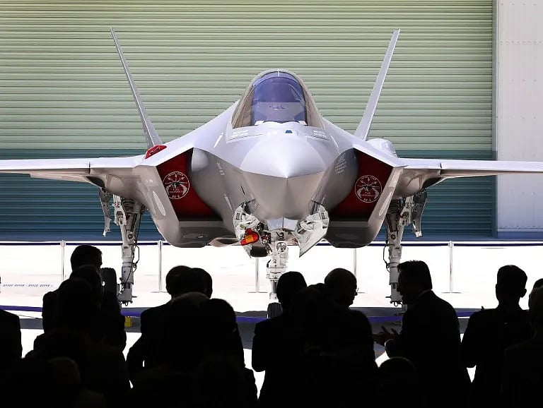 জাপানের একটি সংযোজন কারখানায় এফ–৩৫ যুদ্ধবিমান