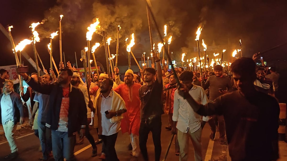 চাঁদপুর-২ আসনে বিএনপির মনোনয়ন পরিবর্তনের দাবিতে মশাল মিছিল। বুধবার সন্ধ্যা ছয়টায় মতলব দক্ষিণ উপজেলার মতলব সেতু এলাকায়