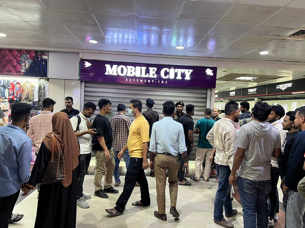 মোবাইল ফোনের দোকান বন্ধ থাকায় ক্রেতারা বিপাকে পড়েছেন। আজ বুধবার বিকেলে বসুন্ধরা সিটি মোবাইল মার্কেটে
