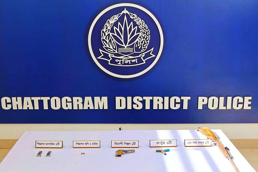 চট্টগ্রামের রাউজান থেকে আবারও আগ্নেয়াস্ত্র উদ্ধার করেছে পুলিশ। এ ঘটনায় দুই ভাইসহ  তিনজনকে গ্রেপ্তার করা হয়েছে।  আজ দুপুরে  জেলা পুলিশ সুপারের কার্যালয়ে এক সংবাদ সম্মেলনে এসব তথ্য জানানো হয়