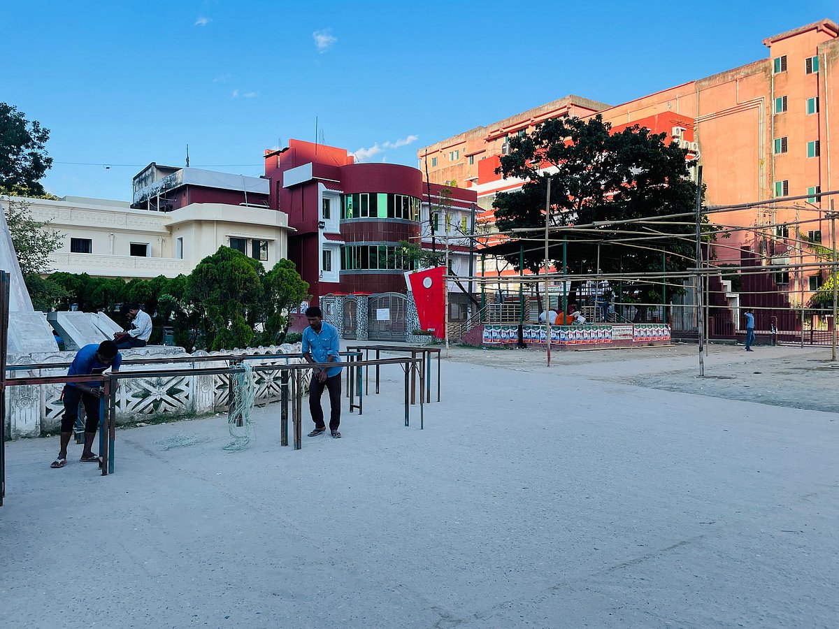 কুমিল্লা টাউন হল মাঠে একই দিনে সমাবেশের জন্য পাশাপাশি স্থানে মঞ্চ  ও প্যান্ডেল তৈরি করছে বিএনপির দুই পক্ষ। বুধবার বিকেলে তোলা