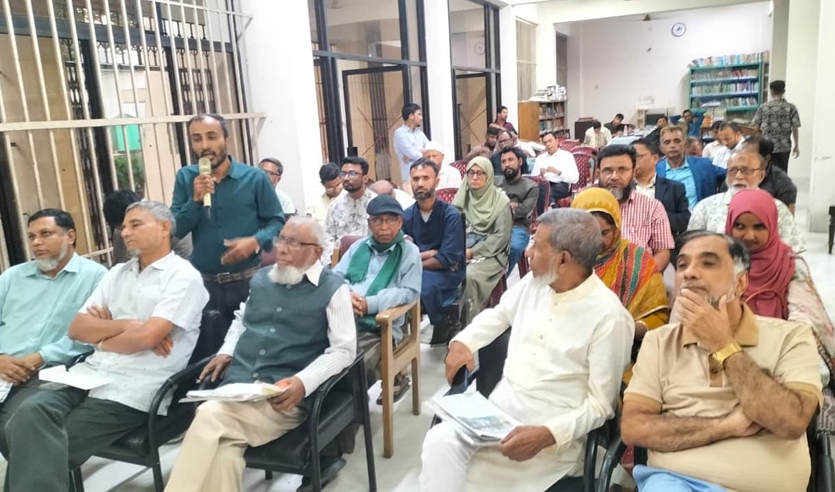 সুধী সমাবেশে কথা বলছেন একজন পাঠক। বুধবার বিকেলে মৌলভীবাজার পাবলিক লাইব্রেরি মিলনায়তনে