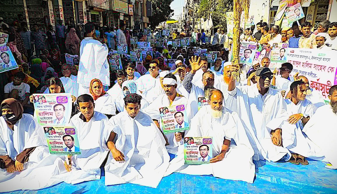 জামালপুর-২ আসনে বিএনপির প্রার্থী পরিবর্তন করে আবদুল হালিমকে মনোনয়ন দেওয়ার দাবিতে কাফনের কাপড় পরে সড়ক অবরোধ। বুধবার দুপুরে ইসলামপুর উপজেলা শহরের বটতলা এলাকায়