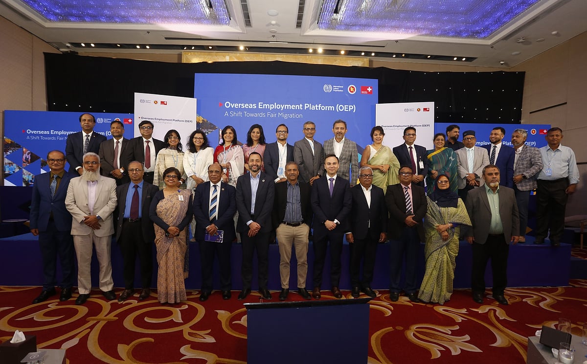 রাজধানীর একটি হোটেলে ওভারসিজ এমপ্লয়মেন্ট প্ল্যাটফর্মের আনুষ্ঠানিক উদ্বোধন অনুষ্ঠানে আয়োজক ও আগত অতিথিরা