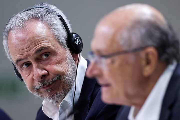 সংবাদ সম্মেলনে কথা বলেছেন কপ৩০-এর সভাপতি আন্দ্রে কোরেয়া দো লাগো (বাঁয়ে)। ব্রাজিলের বেলেম শহরে, ১৭ নভেম্বর ২০২৫