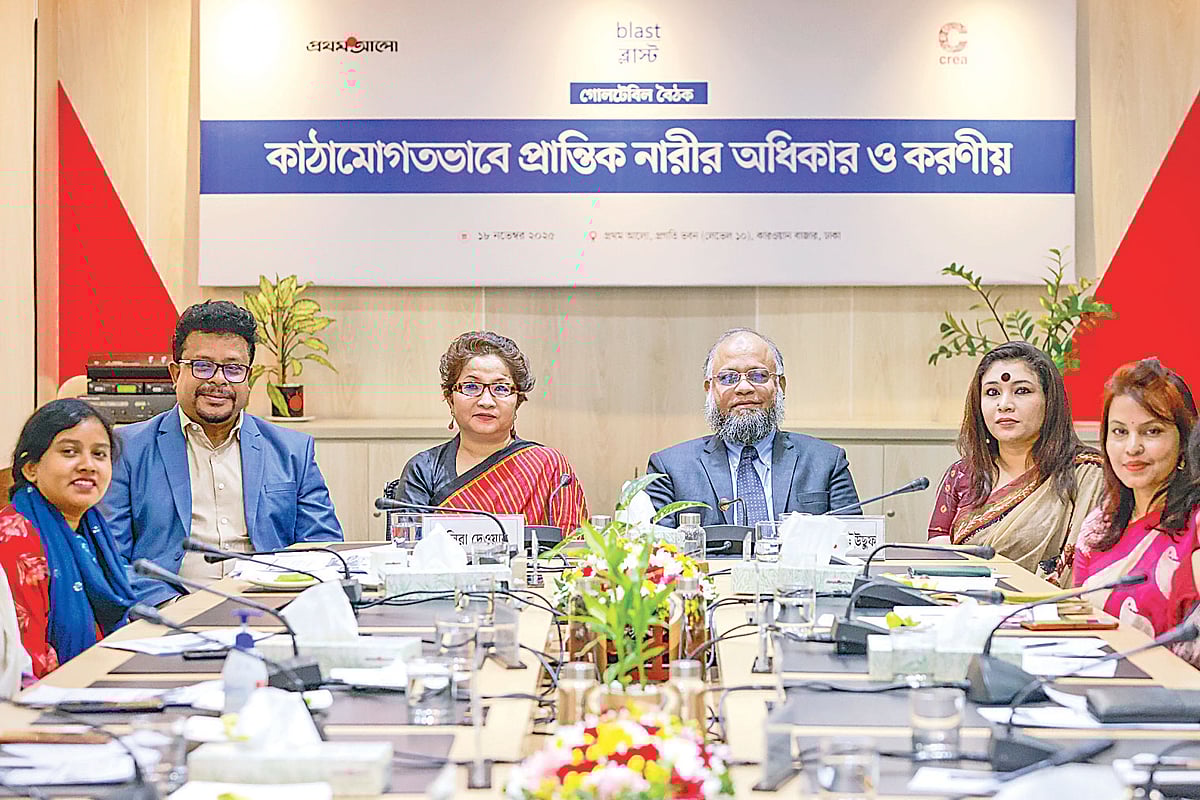 গোলটেবিল বৈঠকে (বাঁ থেকে) তামান্না সিং বড়াইক, সাইদুর রহমান খান, ইলিরা দেওয়ান, মোহাম্মদ আবু ইউছুফ, স্নিগ্ধা রেজওয়ানা ও বনানী বিশ্বাস। গতকাল প্রথম আলো কার্যালয়ে