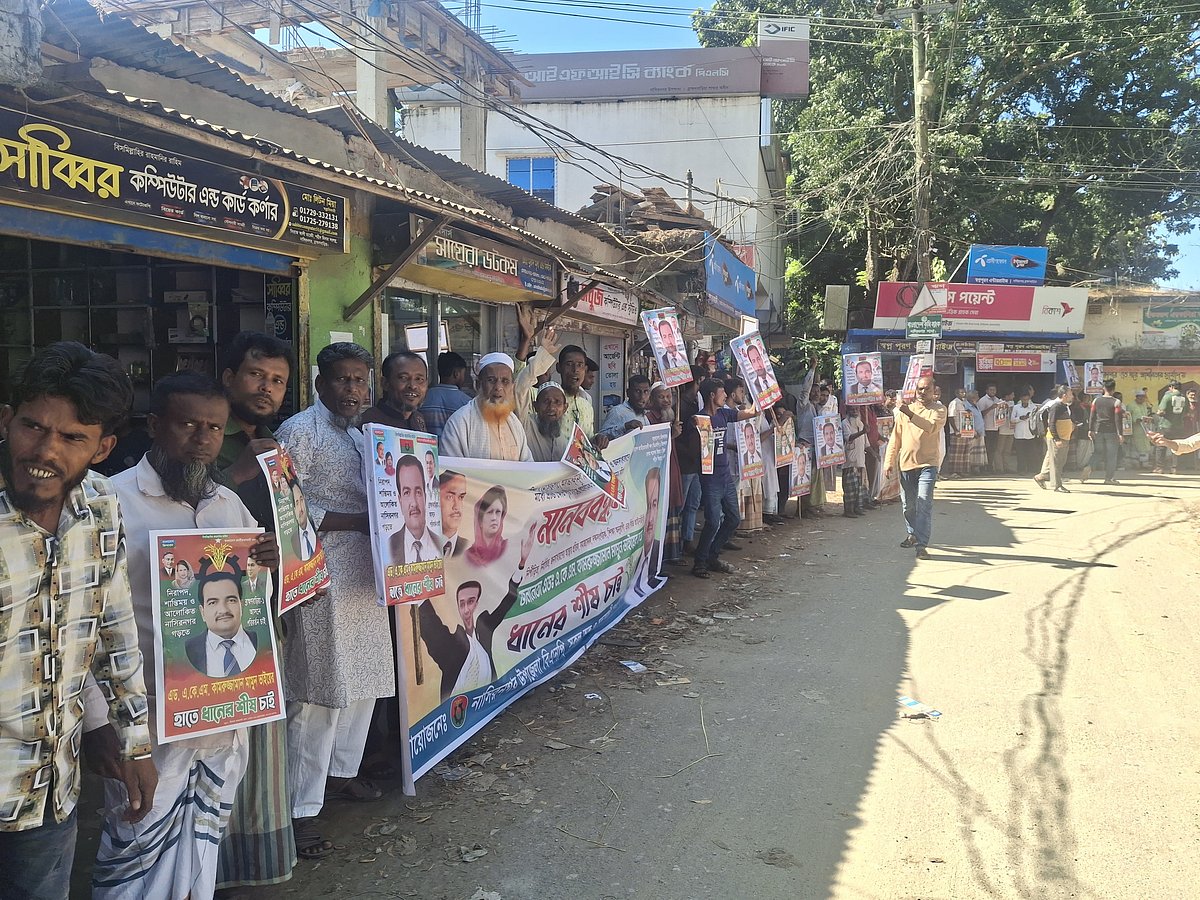 ব্রাহ্মণবাড়িয়া-১ আসনে বিএনপির প্রার্থী পরিবর্তনের দাবিতে জেলা বিএনপির সহসভাপতি কামরুজ্জামান মামুনের সমর্থকেরা মানববন্ধন করেছেন। আজ বুধবার দুপুরে উপজেলা সদর এলাকায়