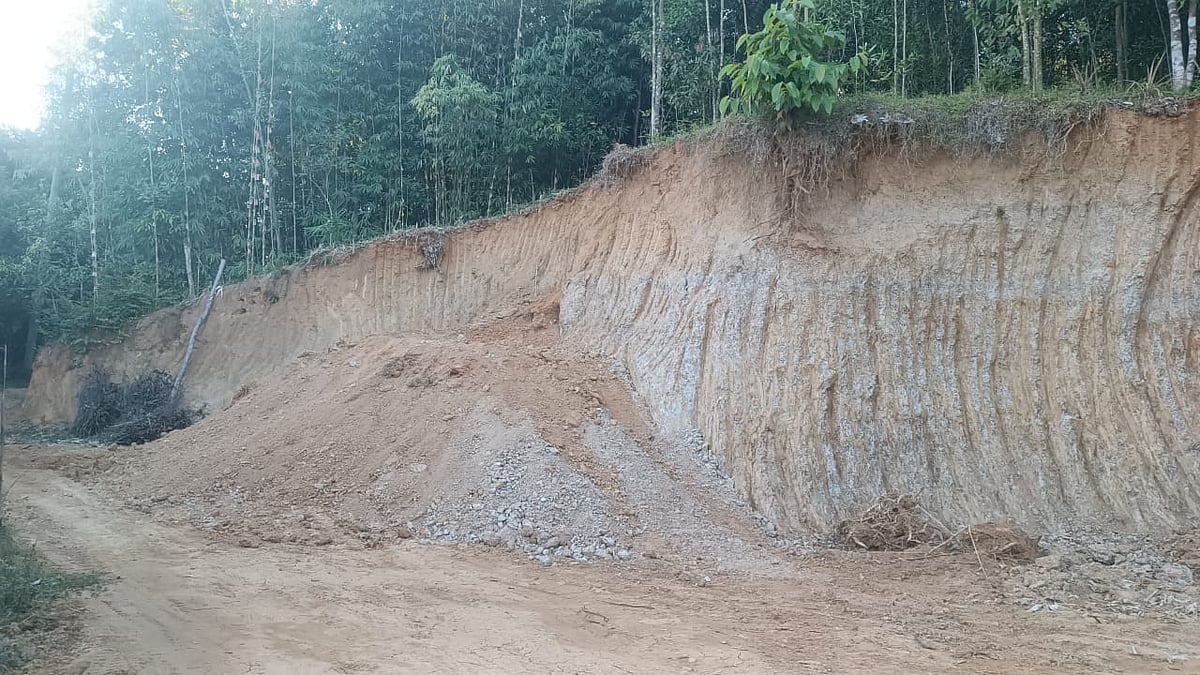বসতঘর নির্মাণের জন্য কাটা হয়েছে পাহাড়ের কিছু অংশ। গতকাল বিকেলে লোহাগাড়া উপজেলার চরম্বা ইউনিয়নের কালোয়ার পাড়া এলাকায়