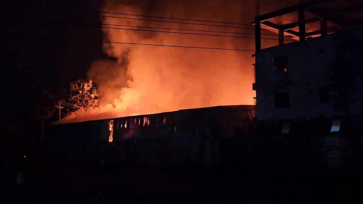 গাজীপুরের শ্রীপুরের বকুলতলা এলাকায় একটি ঝুটগুদাম আগুনে পুড়ে গেছে। গতকাল মঙ্গলবার রাতে