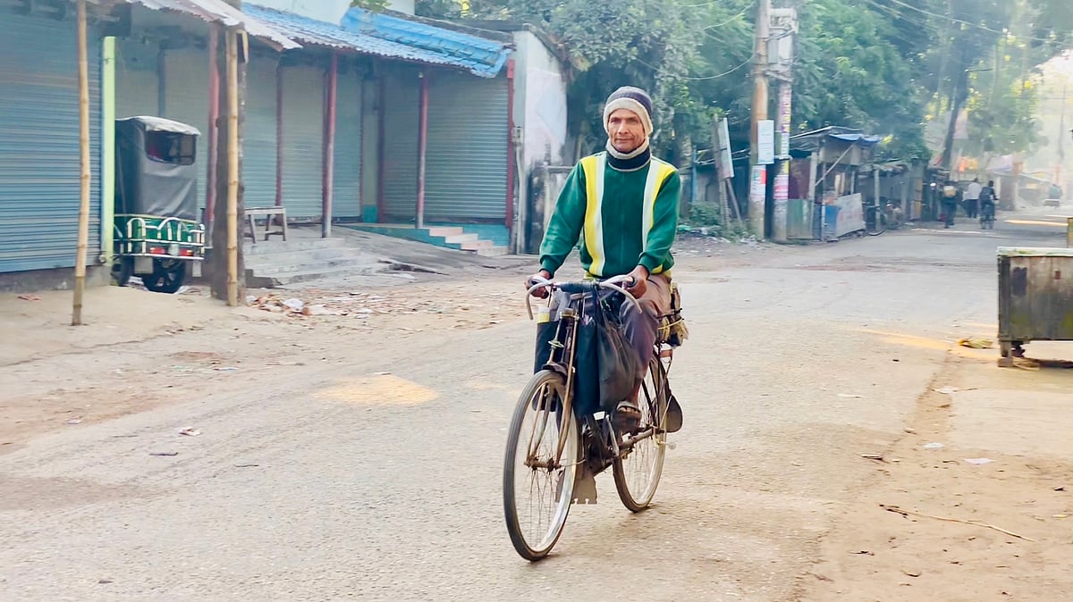 গ্রাহকদের কাছে খবরের কাগজ পৌঁছে দিতে বাইসাইকেলে নিয়মিত অলি-গলি ছুটে চলেন স্বপন কণ্ডু (৫৭)। গতকাল মঙ্গলবার নড়াইল শহরের রূপগঞ্জ বাজার এলাকায়
