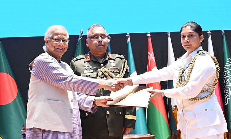 প্রধান উপদেষ্টা অধ্যাপক মুহাম্মদ ইউনূস আজ বুধবার মিরপুর সেনানিবাসে প্রশিক্ষণ সম্পন্নকারী কর্মকর্তাদের হাতে ডিএসসিএসসি কোর্স-২০২৫-এর গ্র্যাজুয়েশন সনদ তুলে দেন