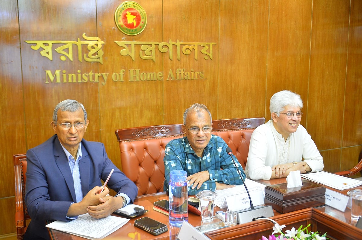 সচিবালয়ে স্বরাষ্ট্র মন্ত্রণালয়ের সভাকক্ষে বিজয় দিবসের নিরাপত্তা-সংক্রান্ত সভা। আজ বুধবার