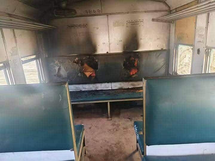 ময়মনসিংহ রেলস্টেশনের ওয়াশপিটে দাঁড়িয়ে থাকা ট্রেনের বগিতে আগুন দিয়েছে দুর্বৃত্তরা। আজ বুধবার ভোরে