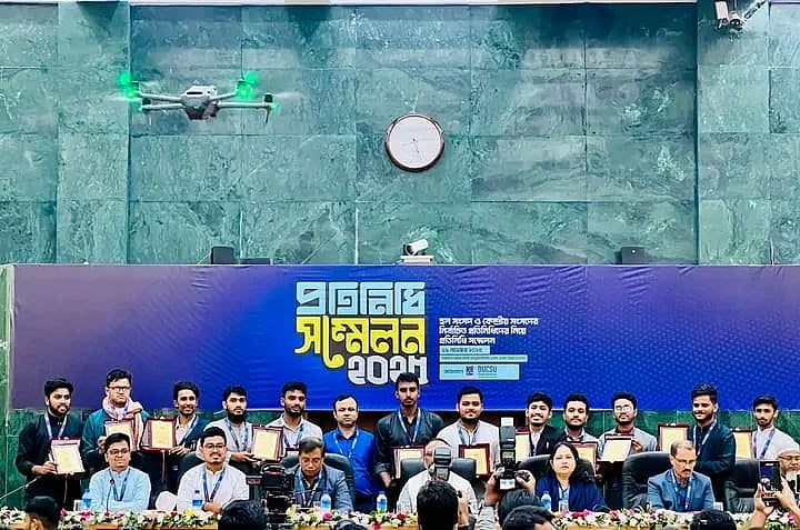 ডাকসুর উদ্যোগে ঢাকা বিশ্ববিদ্যালয়ের ১৮ হলের নির্বাচিত প্রতিনিধিদের নিয়ে সম্মেলনে নির্বাচিত শিক্ষার্থী প্রতিনিধিরা।