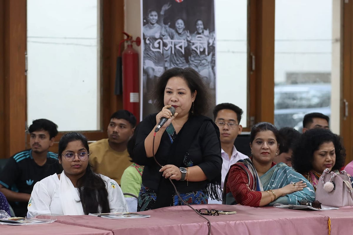 বান্দরবানে প্রথম আলো আয়োজিত সুধী সমাবেশে বক্তব্য দেন পার্বত্য জেলা পরিষদের সদস্য ম্যা ম্যা নু মারমা। এতে অংশ নেন বিভিন্ন শ্রেণি-পেশার মানুষ। আজ বিকেল ৪টায় উপজেলা পরিষদের সম্মেলনকক্ষে