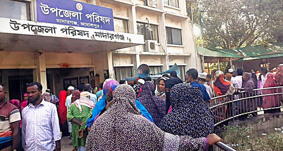সমবায় সমিতি থেকে আমানতের টাকা ফেরতের দাবিতে সপ্তম দিনের মতো মাদারগঞ্জ উপজেলা পরিষদ ঘেরাও করে ২৩টি দপ্তরের কার্যক্রম বন্ধ করে দেওয়া হয়েছে। আজ দুপুরে জামালপুরের মাদারগঞ্জ উপজেলা পরিষদ প্রাঙ্গণে