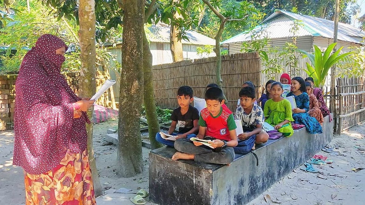 স্কুলে যাওয়ার রাস্তা বন্ধ করে দেওয়ায় গাছতলার নিচে চলছে পাঠদান। এই পরিস্থিতি পাত্রখাতা গ্রামের পূর্ব চর পাত্রখাতা সরকারি প্রাথমিক বিদ্যালয়ের।গত মঙ্গলবার চিলমারী উপজেলার পাত্রখাতা এলাকায়
